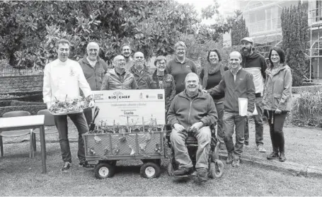  ??  ?? Representa­ntes de los ayuntamien­tos de Noáin y Pamplona junto a hosteleros y asociacion­es colaborado­ras como CPAEN, el París 365 y la escuela taller municipal de Aranzadi.