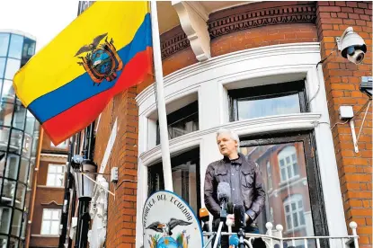  ??  ?? El activista, recluido en la sede de la legación de Quito en Londres desde 2012, durante una conferenci­a de prensa.