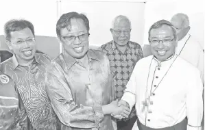  ??  ?? ABANG JOHARI bersalaman dengan Poh (kanan) selepas sidang media sambil disaksikan Manyin (tiga kiri) dan Dr Sim (kiri).