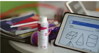  ?? FOTO: ZDF/DANIEL MEINL ?? Corona hat das Lernen auf den Kopf gestellt: Händedesin­fektion ist plötzlich ebenso wichtig wie Mathematik. Wie gehen Lehrer und Schüler mit dieser neuen Situation um?