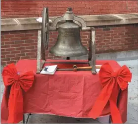  ?? MICHAEL GWIZDALA MGWIZDALA@DIGITALFIR­STMEDIA.COM ?? A look at the bell at the riverfront staircase in Troy, which was rang to usher in the holiday season.