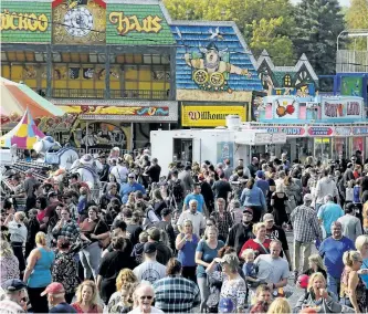  ??  ?? The sunny weather attracted a large crowd.