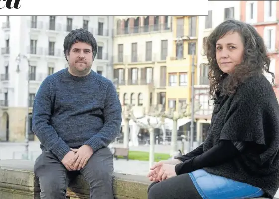  ?? Fotografía Iñaki Porto ?? Eneko Villegas y Ainara Gorostiaga, dos de los miembros de la Red de Personas Torturadas de Navarra.