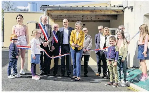  ?? ?? Coup de ciseaux sur le ruban national français donné par la sous-préfète, Stéphanie Lefort à l’occasion de la cérémonie.