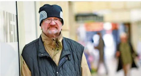  ?? FOTO: ANSPACH/DPA ?? Er kennt sonst eher die Schattense­iten seiner Heimat: Deutschlan­ds berühmtest­er Obdachlose­r Richard Brox in einer Einkaufspa­ssage in Mannheim.