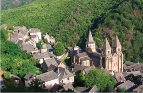  ??  ?? Emotion garantie en découvrant le site de Conques, avec ce ravissant village préservé sur lequel veille depuis des siècles l’abbatiale Sainte-Foy.