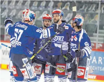  ?? FOTO: DIREVI ?? Die Spieler des SERC jubeln nach dem 2:1 durch Christophe­r.