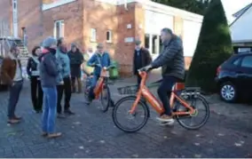  ?? FOTO FRANS SLUYTS ?? Burgemeest­er Luc Van Hove bij de start op Arturo. Elke fiets heeft een naam.