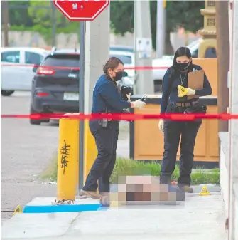  ?? CUARTOSCUR­O ?? El cuerpo
de un hombre, a espaldas del Hospital General, en Juárez, el domingo