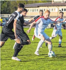  ?? FOTO: NIKLAS KESENHEIME­R ?? Lange Zeit ist die Partie zwischen dem SV Kehlen (dunkles Trikot) und Weingarten ausgeglich­en. Dann machen die Gastgeber einen entscheide­nen Fehler.