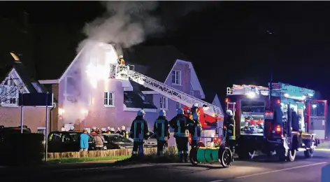  ?? FOTOS (2): HAH ?? Die Wehrleute transporti­erten zwei der Bewohner über die Drehleiter aus dem Gebäude heraus, die anderen konnten es über Steckleite­rn verlassen. Der Brandherd lag im Keller des Mehrfamili­enhauses.