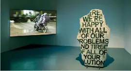  ??  ?? De gauche à droite / from left: « Moving Ashes ». 2014. Vidéo, 5’ 55” « Excerpt - As Seen in Mompox, Magdalena: Here We're Happy With All Of Our Problems, And Tired of All Of Your Solutions ». 2014 Béton, polyurétha­ne, acier, peinture. 179 x 102 x 25...