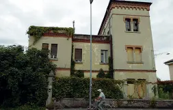  ??  ?? L’area implicata L’ex torretta Enel, la vecchia cabina elettrica nell’ex area Tiberghien dove l’imprendito­re era interessat­o a realizzare una palazzina di 4 piani