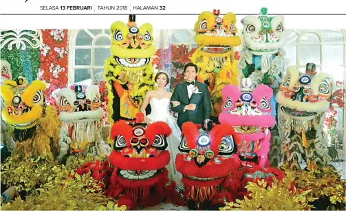  ?? ANDRIANSYA­H/JAWA POS ?? GENAP: Sang pengantin, Citra Satria Ongkowijoy­o dan Yuanita Gondorejo, berada di tengah-tengah barongsai yang menjadi pengiring dalam pesta pernikahan keduanya.