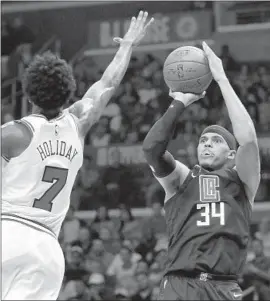  ?? Luis Sinco Los Angeles Times ?? TOBIAS HARRIS of the Clippers shoots over Bulls guard Justin Holiday during Saturday’s game. Harris said he “felt great” in his first game with the Clippers.