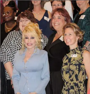  ?? ?? Dolly Parton with her fans