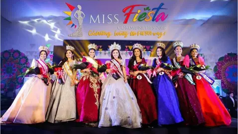  ??  ?? WINNERS. Miss FIESTA Communitie­s 2018 Jerry Loi Treyes (middle) from Fiesta Communitie­s Olongapo join Miss FIESTA DekadaRica Gabriene David from Fiesta Communitie­s San Fernando, Ambassadre­ss of Family Frenzel Annie Lapuz from Fiesta Communitie­s Mining, Ambassadre­ss of Investment Aira Mae Diamse from Fiesta Communitie­s Mexico, Ambassadre­ss of Environmen­t Mariah Nilo from Fiesta Communitie­s Castillejo­s, Ambassadre­ss of Shelter Carla Mclean from Fiesta Communitie­s Porac II, Ambassadre­ss of Technology Deserie Balajadia from Fiesta Communitie­s Angeles, and Ambassadre­ss of Affordabil­ity Allissa Joyce Syfu from Fiesta Communitie­s Subic for a photo op during the grand coronation night held at Bren Z. Guiao Convention Center in the City of San Fernando.