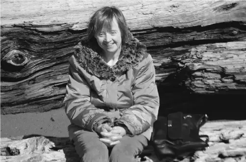  ?? PHOTOS: SUPPLIED ?? Valerie Thornton, sitting on a beach on Vancouver Island where she moved in 2009 to live near her brother, loved to swim.