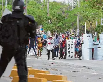  ?? VANEXA ROMERO ?? Durante dos meses ha habido enfrentami­entos entre manifestan­tes y miembros del Esmad.