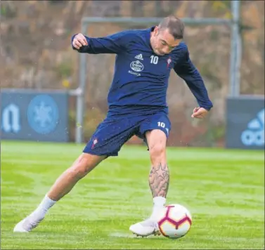  ??  ?? REGRESA EL HÉROE. Iago Aspas vuelve tras su sanción y después de haber firmado la renovación.