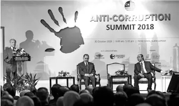  ??  ?? Tun Dr Mahathir Mohamad speaking at the Anti-Corruption Summit 2018 yesterday. - Bernama photo