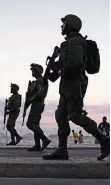  ?? FOTO: DPA ?? Brasiliani­sche Soldaten patrouilli­eren an der Copacabana.