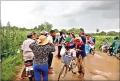  ?? YON SINEAT ?? Villagers gather on Monday in an attempt to reclaim government land on which they intend to build their houses in Kandal province.