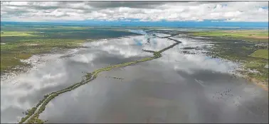  ?? TELAM ?? PERDIDAS. Se estima que el agua afectó cuatro millones de hectáreas, sobre todo en áreas rurales.