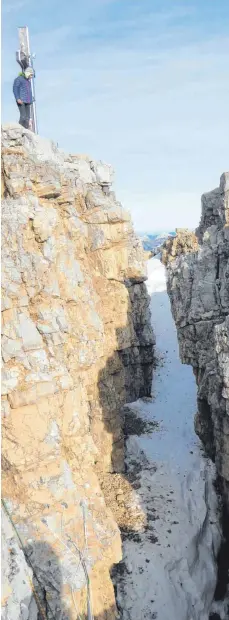  ?? FOTO: MICHAEL MUNKLER ?? Das ist er, der ständig größer werdende Felsspalt im Gipfelbere­ich des Hochvogels. Experten erwarten einen oder mehrere Bergstürze.