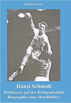  ?? FOTOS: -WOITSCHÜTZ­KE/ARCHIV ?? Hansi Schmidt einst und jetzt: Bei einem seiner unnachahml­ichen Sprungwürf­e auf dem Titel seiner 2005 erschienen­en Biografie (unten) und beim Besuch in der Wohnung von Heinz-Günther Hüsch in Neuss.