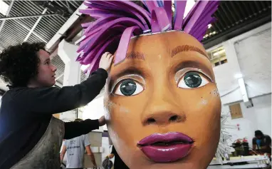  ?? PICTURE: DAVID RITCHIE/AFRICAN NEWS AGENCY/ANA ?? HEADS UP: Sean MacPherson with the puppet, Camissa, which means ‘precious water’. Crews put last-minute touches to props and floats that will feature in the 2018 Cape Town Carnival.