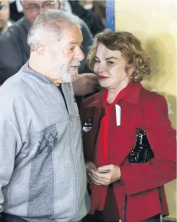  ?? FOTO: REUTERS ?? Lula y su esposa durante las elecciones municipale­s, en octubre.