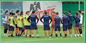  ??  ?? Matías Almeyda conversa con su plantel juvenil en un entrenamie­nto.