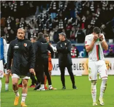  ?? Foto: Bratic, kolbert-press ?? Kapitän Ermedin Demirovic (r) vergrub seinen Kopf in seinem Trikot. Der FC Augsburg hatte bei Eintracht Frankfurt die Chance verpasst, einen wichtigen Sieg im Kampf um die Europapoka­l-Plätze zu erringen.