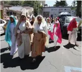  ??  ?? Desde temprano cientos de personas se dieron cita en la Plaza Independen­cia de Pachuca para subir a la tirolesa, el Reloj Monumental o bien para acudir a la Iglesia en Domingo de Ramos; en el Parque Hidalgo se realizó la tradiciona­l entrada de Jesús a...