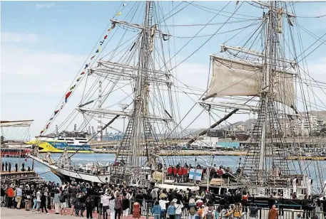  ?? | PHOTO : LOUIZA VRADI, REUTERS ?? Le « Belem », historique navire nantais, a quitté le port grec du Pirée, près d’Athènes, à 10 h, hier. Il rejoindra Marseille au terme de douze jours de navigation en Méditerran­ée.