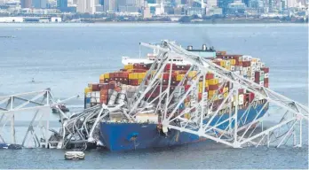  ?? FOTO: JIM WATSON ?? Blick auf die Francis Scott Key Bridge, nach der Kollision eines Containers­chiffs mit der Autobrücke. In der Nacht zum Dienstag hatte ein Frachtschi­ff einen Pfeiler der vierspurig­en Brücke gerammt und das Bauwerk damit weitgehend zum Einsturz gebracht.