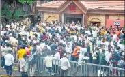  ?? PRAFUL GANGURDE/HT PHOTO ?? Rebel leader Eknath Shinde’s supporters at Shiv Sena’s Tembhi Naka branch, in Thane on Monday.