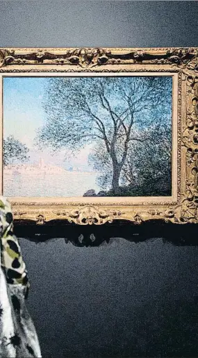  ?? WILL OLIVER / EFE ?? Captar la luz Una mujer ante dos cuadros que reflejanes­a obsesión de Monet por captar la belleza del aire querodeaba el paisaje