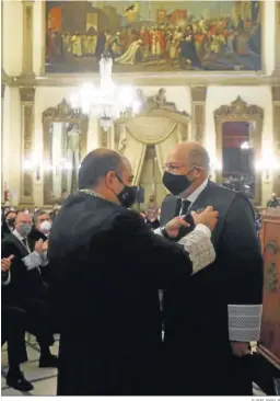  ?? JUAN AYALA ?? José Luis Garrido y Carlos Arias en la toma de posesión de éste último.