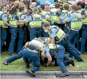  ?? KEVIN STENT/STUFF ?? Anti-mandate protesters are evicted from Parliament by police on Thursday.