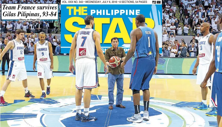  ?? JUN MENDOZA ?? President Duterte prepares to toss the ball during the 2016 FIBA Olympic men’s qualifying basketball tournament between the Philippine­s and France at the SM Mall of Asia Arena last night.