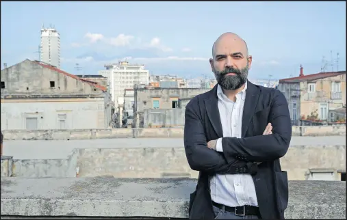 ?? [Foto: Salvatore Laporta] ?? Roberto Saviano, Bestseller­autor und Journalist, steht auf der Todesliste der Camorra, der neapolitan­ischen Mafia.