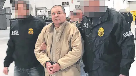  ?? Afp ?? ESTRADICIÓ­N. Momento en que Joaquín “El Chapo” Guzmán era sacado rumbo a Nueva York.