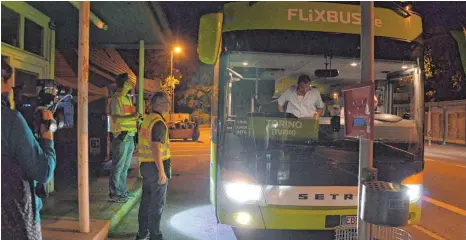  ?? ARCHIVFOTO: JULIA BAUMANN ?? Nacht für Nacht kontrollie­ren die Lindauer Schleierfa­hnder Fernbusse – und finden dabei immer öfter auch Drogen.