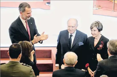  ?? ÀLEX GARCIA ?? El Rey junto a Mariano Puig y su esposa, María Guasch, tras hacerle entrega del premio Reino de España