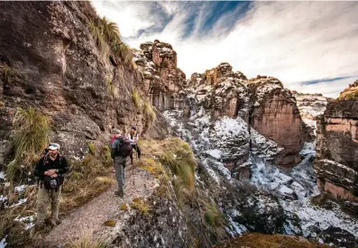  ??  ?? La Cuesta del Obispo es un imperdible de Salta, que puede abordarse desde el trekking diario con eje en la fotografía.