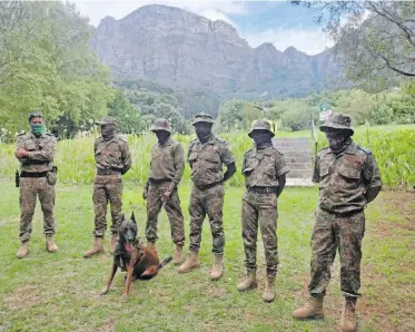  ?? | SHAKIRAH THEBUS Independen­t Newspapers ?? TABLE Mountain National Park rangers with canine support.