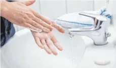 ?? FOTO: CHRISTIN KLOSE/DPA ?? 80 Prozent der Infektions­krankheite­n werden über die Hände weitergege­ben – sorgsames Waschen kann da einiges bewirken.