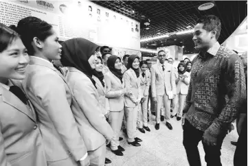  ??  ?? Khairy shares a light moment with Southeast Asian and Japanese Youth Programme participan­ts. — Bernama photo
